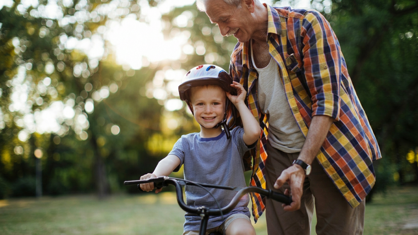 Grand-père et petit-fils à vélo – prévoyance AVS